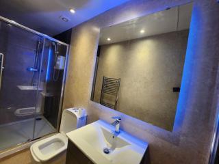 Charming Ground Floor Tudor Apartment Free Wifi Manchester - 3