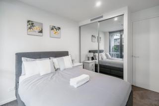 Modern 2Br Ground Level City Retreat with Parking - 6
