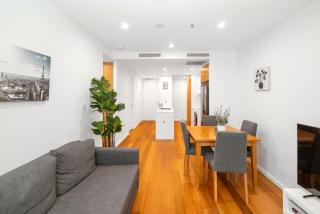 Modern 2Br Ground Level City Retreat with Parking - 0