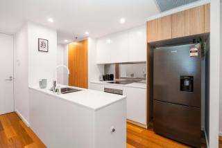 Modern 2Br Ground Level City Retreat with Parking - 8