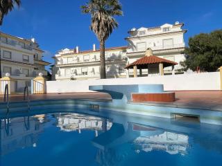 Elegant 3-bed family beach house with large pool area - 8