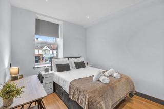 Lux 2BR 1BA 30 Mins Central London - 4
