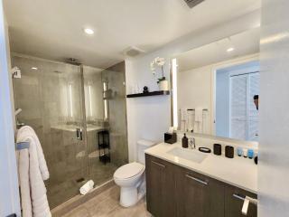 3BR Skyline Luxury with a 100 inch TV, Balcony & Prime Miami Location - 1
