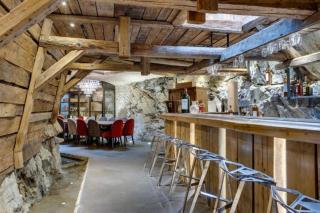 Chalet features six en suite bedrooms - 5