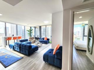 3BR Skyline Luxury with a 100 inch TV, Balcony & Prime Miami Location - 7