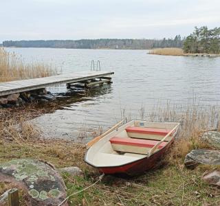 Modern Cottage with Lakeside Location and Idyllic Setting near Loftahammar - 3