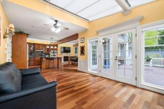 Charming Retreat on Cypress St Rooms with share living space - 3
