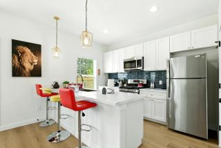 Luxurious Fully Furnished Newly Built 3 bedroom House Close To Downtown - 4