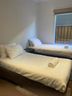 Charming 4Br 2Ba Family Retreat-Close Airport, CBD - 8