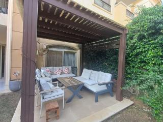 Modern 2BR Apartment with Private Garden Patio, Stone Residence New Cairo - Il Cairo - 9