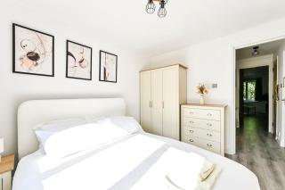 1 Bed flat in London with Free Parking - 3