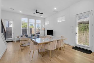 Spacious 4B 3BA Houston Home - 7