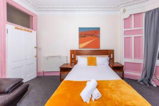 Charming Calton Hill Apartment - 9