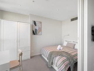 Sky-high Landmark River & Bay View 2BR CBD Free P - 6