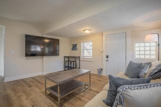 Caras Cottage - 2 miles from Sanford Stadium - 5