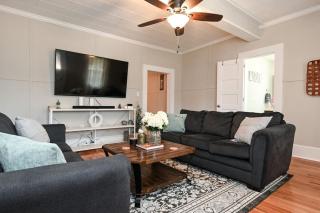 The Bulldog Farmhouse - 100 year old home - 9