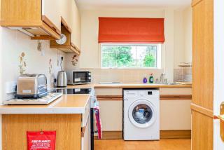 Spacious & Bright 2 Bed Home in Swindon w Parking - 2
