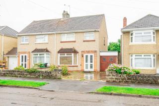 Spacious & Bright 2 Bed Home in Swindon w Parking - 1