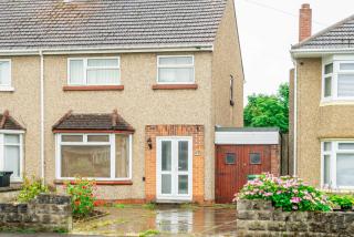 Spacious & Bright 2 Bed Home in Swindon w Parking - 8