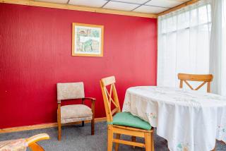 Spacious & Bright 2 Bed Home in Swindon w Parking - 7