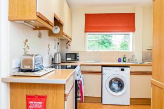 Spacious & Bright 2 Bed Home in Swindon w Parking - 9