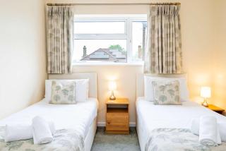 Spacious & Bright 2 Bed Home in Swindon w Parking - 5