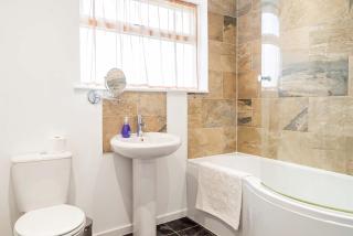 Spacious & Bright 2 Bed Home in Swindon w Parking - 4