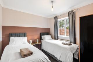Free secure parking - Substantial Detached 5Bedroom House - Hosted by StaySejour - 5
