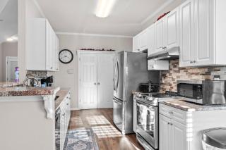 New to Vrbo Jefferson Poolside Escape w pool - 9