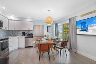 Sea Breeze - Pet Friendly, Located in Siesta Key Village, Steps to Siesta Key Beach! - 1