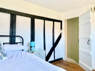 Watts Cottage, Cosy 2 bed, historical home - 3