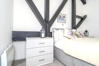 Apartment - Sleeps 4 - Parking - Workspace - 8