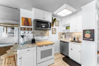 Top Of The Gulf 620 Beachfront Couples Retreat - 4