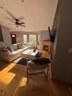 Spacious 5BR Getaway, Hot Tub, Cozy Vibes - 1
