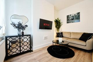 2 Bedroom House By Prospergress Property Short Lets & Serviced Accommodation Coventry With Parking and Games - 6