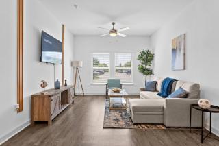 Chic 1BR Apt| King Bed| Pool| Gym| Close 2 Beach. - 0