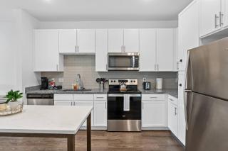 Chic 1BR Apt| King Bed| Pool| Gym| Close 2 Beach. - 5