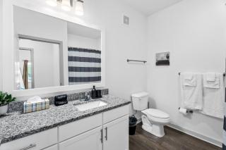 Chic 1BR Apt| King Bed| Pool| Gym| Close 2 Beach. - 1