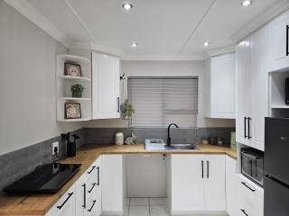 Stylish Self-Catering Suites at Ferndale House - 6