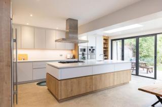 Spacious 4-Bed Near City & Sea - 3