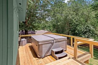 Back-40 Retreat with Hot Tub & Bike Garage - 7