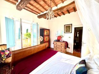 Magical villa, breathtaking views, large private garden and olive grove - in a cool village on the Umbria Tuscany Border - 4