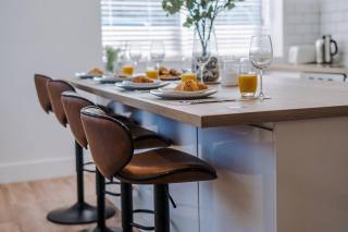 Hulley House by YourStays - Superb house near Hurdsfield Business Park, perfect for Astrazenica! - 5