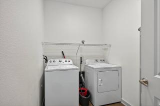 Stylish 1BR Apt| King Bed| Pool | Close to Beach - 5