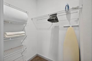 Stylish 1BR Apt| King Bed| Pool | Close to Beach - 4