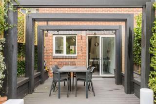 GuestReady - Charming Modern Retreat in London - 9