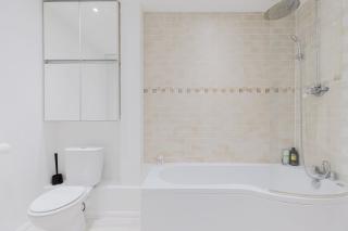 GuestReady - Charming Modern Retreat in London - 7