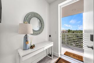 Waterfront, Pet-Friendly Condo with Pool, Spa, and Fitness Center near Downtown Sarasota - 3