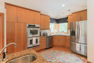 K1250 Pink Pearl - Private Pool, Tiki Bar, Hot Tub, Game Room, Foosball Table! - 1