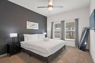 Spacious 1 BR Apt|King Bed| Pool|Gym|Clse 2 Beach. - 8